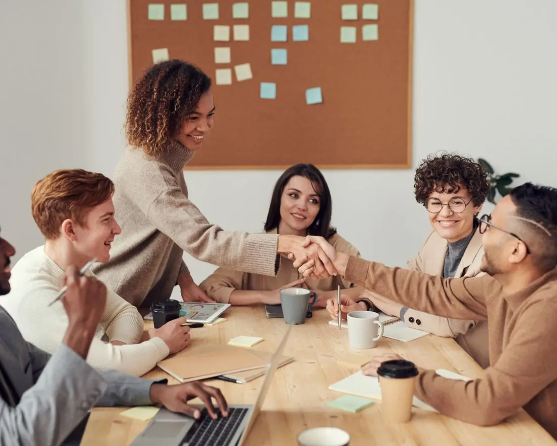 Equipe de especialistas reunida analisando apólices